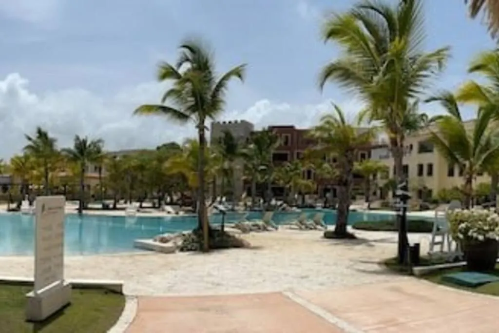 Apartment Luxe 1 Bedroom Cap Cana, Dr - Steps Away From Pool, King Bed, Caribbean Paradise! Punta Cana